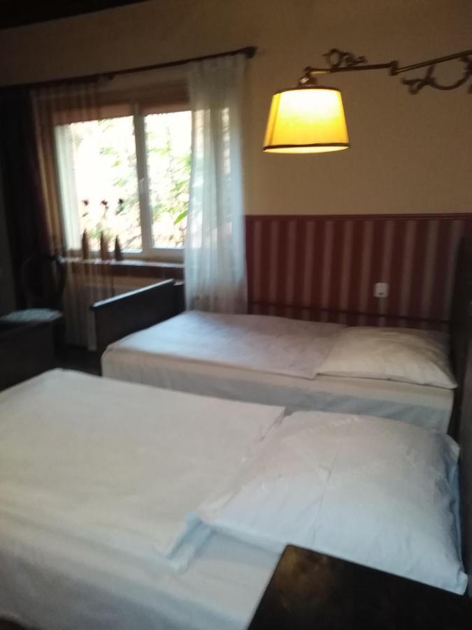 Zajazd Pod Roza Zielona Góra Buitenkant foto